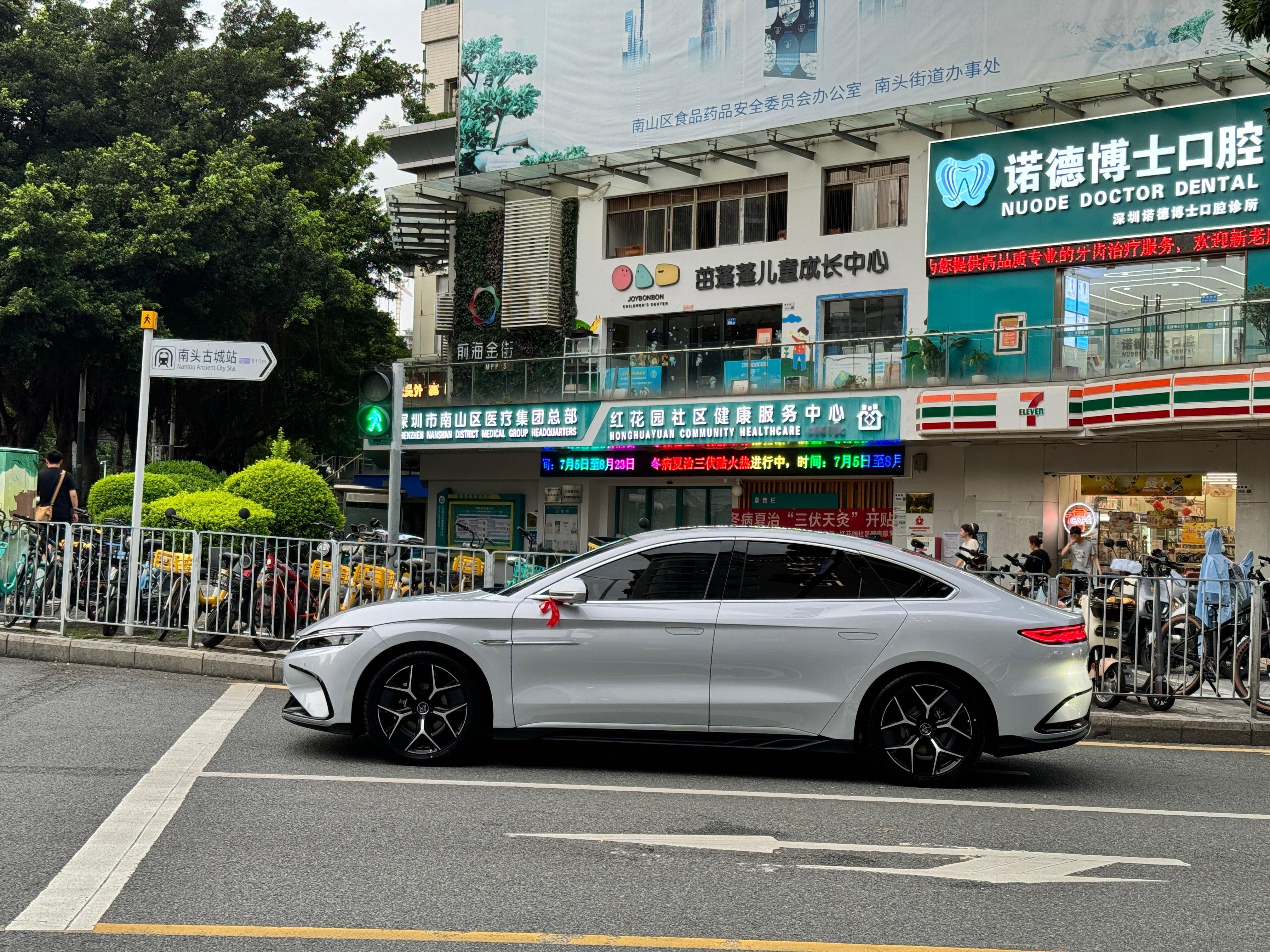 比亚迪汉ev太优雅了。这腰线，这车身姿态，真的太优雅了。 ​​​