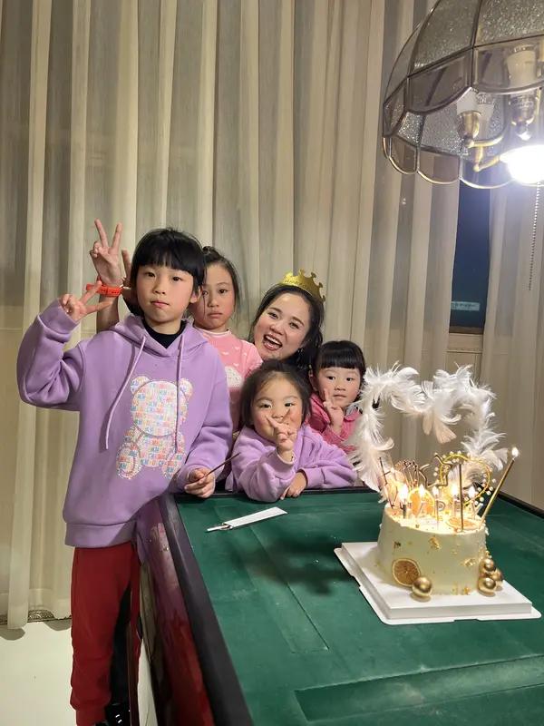 31岁的贵州妈妈小敏去年和前夫离异，独自带着4个孩子在县城开童装店谋生，最近因为