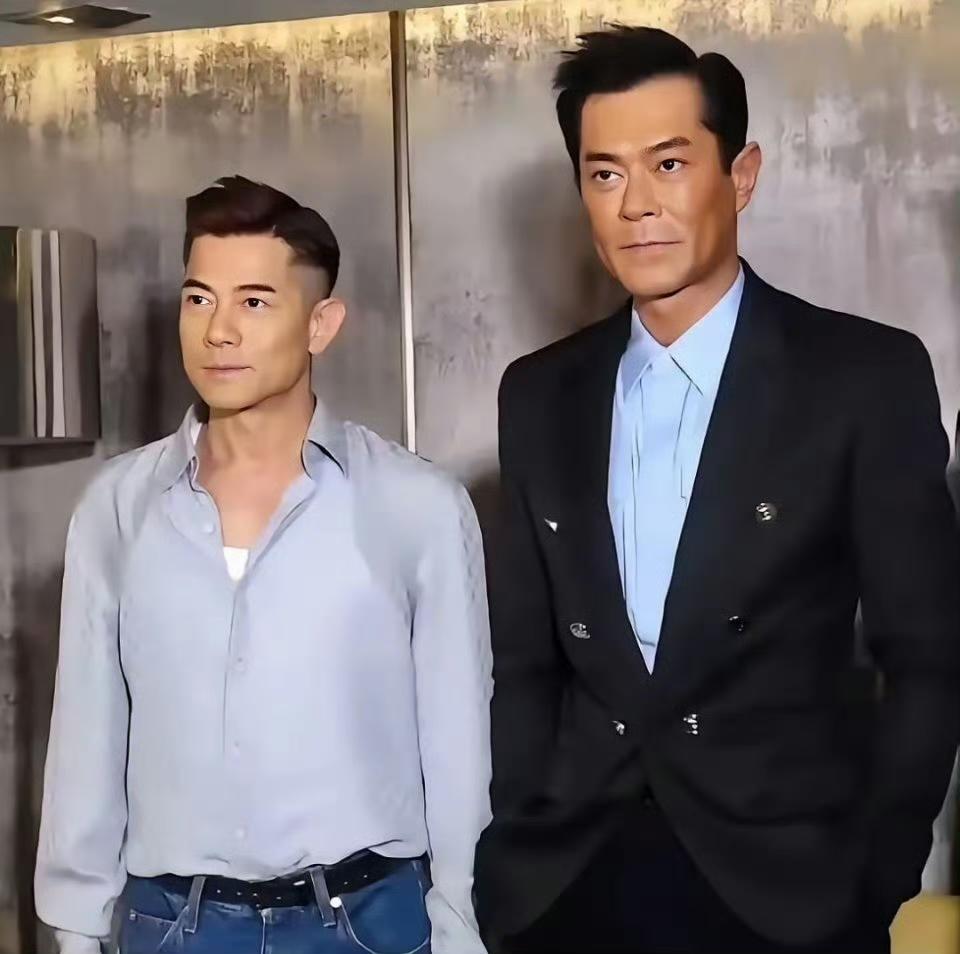 才知道古天乐原来这么高大，郭富城站在他身边矮半截头就算了，看起来还那么的瘦小[捂
