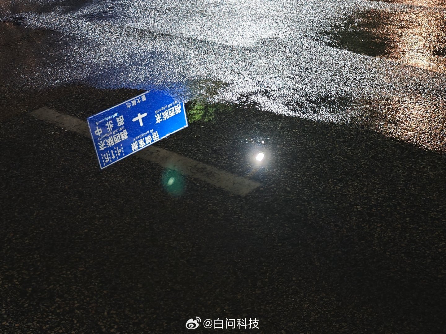 月全食血月拍摄攻略 下了一小会的雨，还真以为拍不到了[泪]好在功夫不负有心人，手