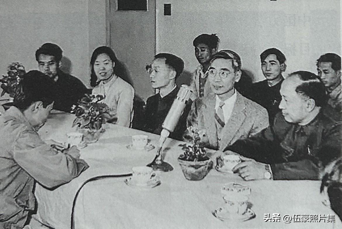 20世纪50年代，郭永怀和钱学森在力学所座谈会上同框老照片。两人参与制定我国第一