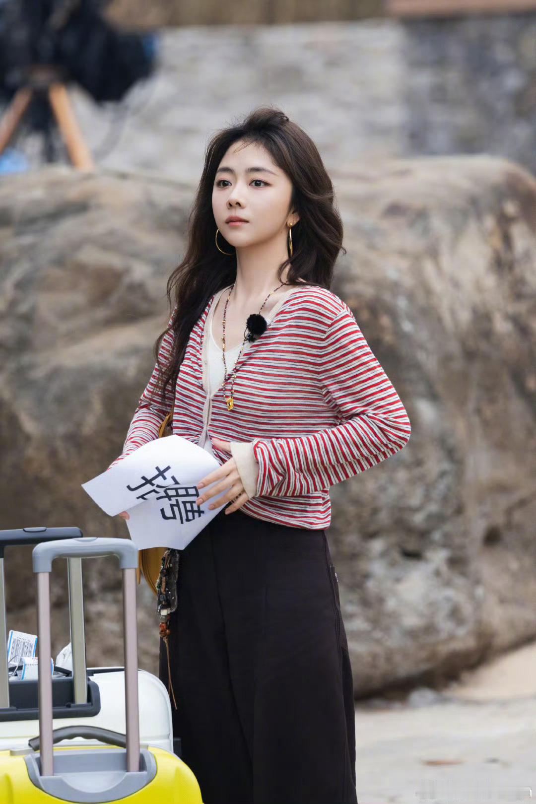 谭松韵录制的是向往的秦岚谭松韵做客亲爱的客栈，全程满心依赖秦岚，笑意满满满眼亲近