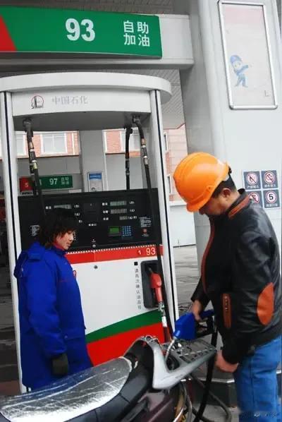 今晚汽油价格上涨直接降低40%，两周一次的成品油调价时间走到了，因近期国际石油价