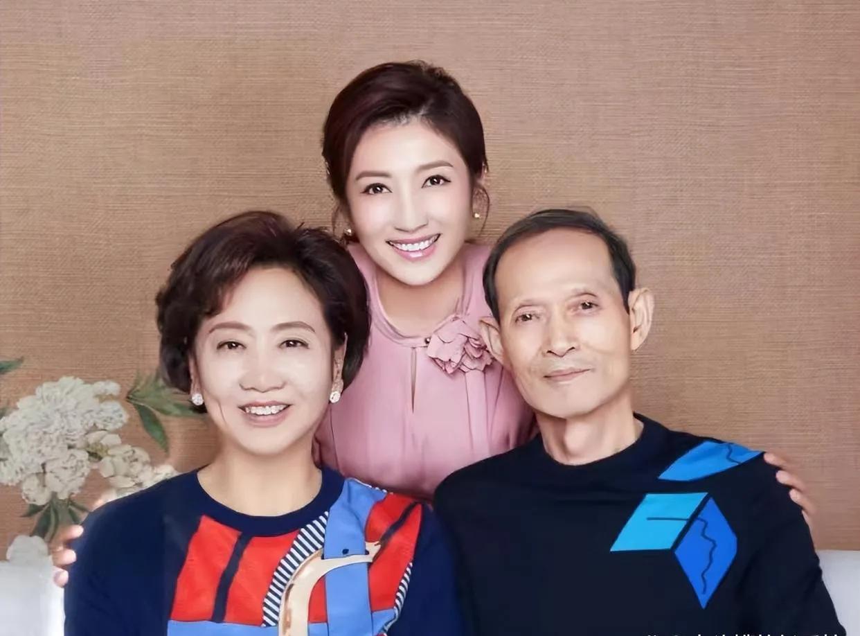 主持人春妮和爸妈的合照，你们看春妮长的像谁多一点？#娱乐# #娱乐圈中全家福#