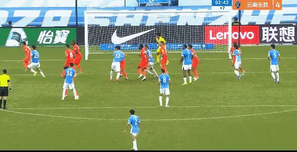 这个球到底该不该给深圳新鹏城点球，如果给了最后可能就平局，按照解说员解释是球员距