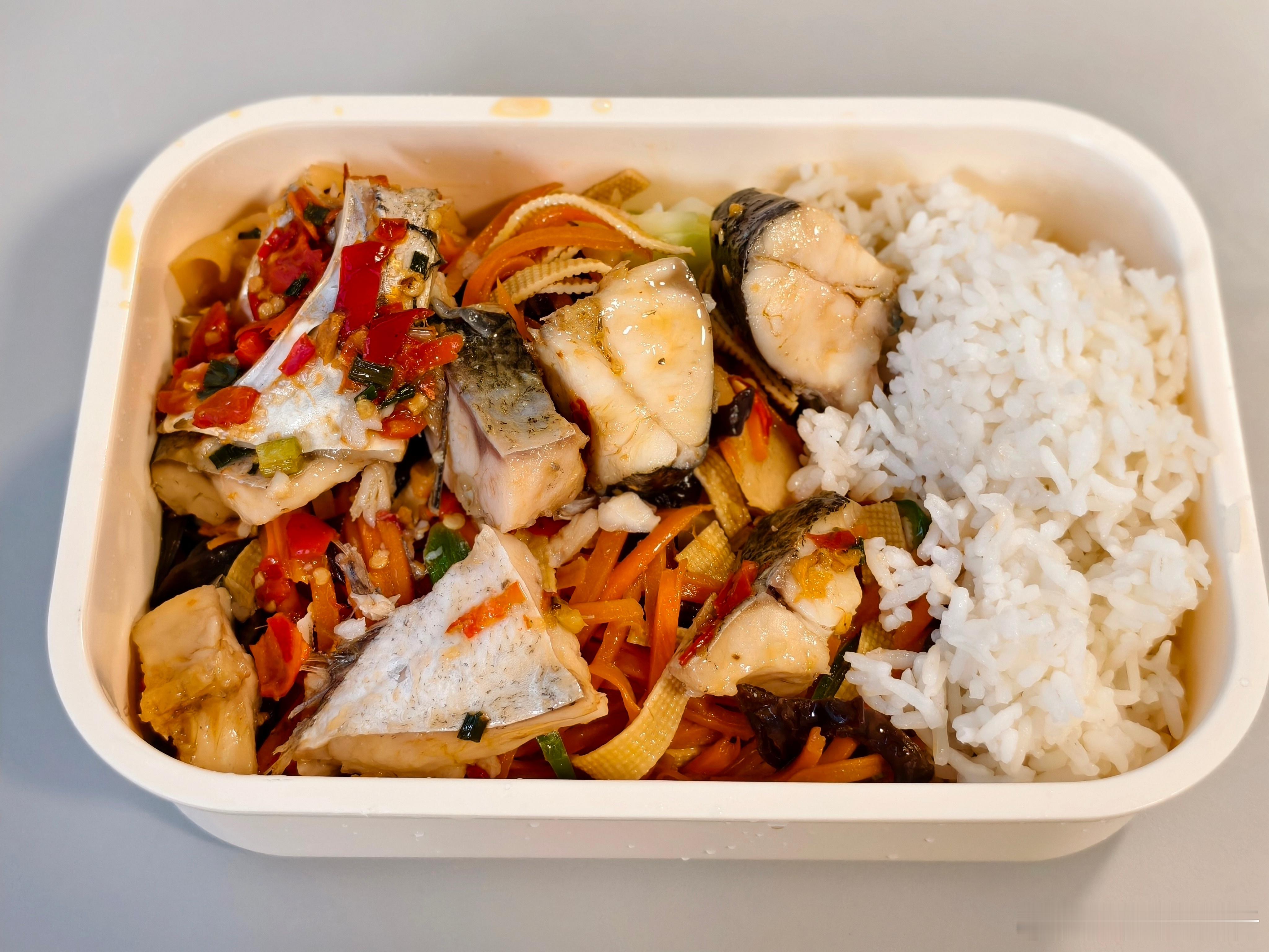 食堂饭菜，其实是标准减脂餐来的，没啥油水，但是这个鱼好腥，素菜也难吃，没吃完，比