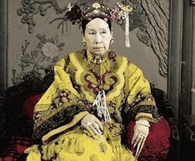 慈禧不是病死的？李莲英姐姐临终爆料：老佛爷最后一夜，喝了碗“长寿汤”！

清朝亡