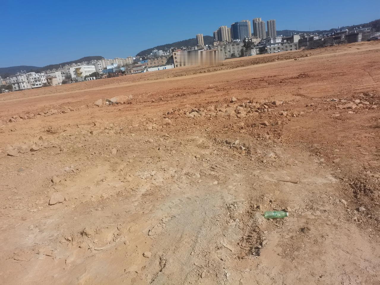 白河水库这大片空地，在花之城滇池豪生大酒店门口金瓦路边上，怕有一百来亩，是准确建