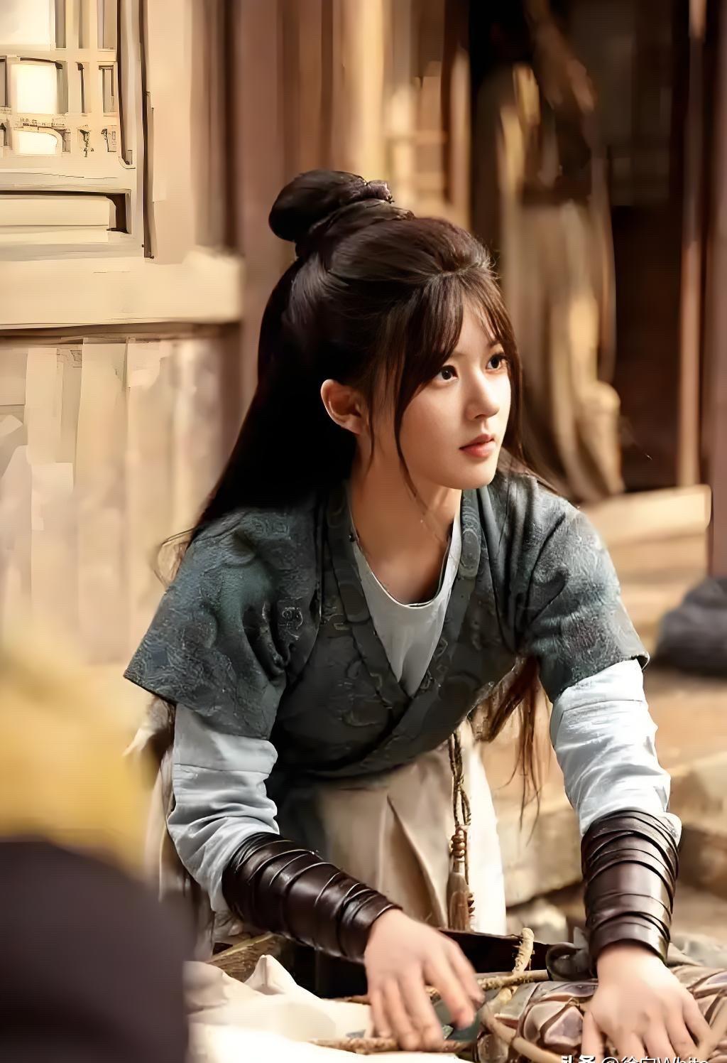 她演的是女丞相，但剧组真正要赌的，是“无CP”这三个字。
开机前，通稿里写满了