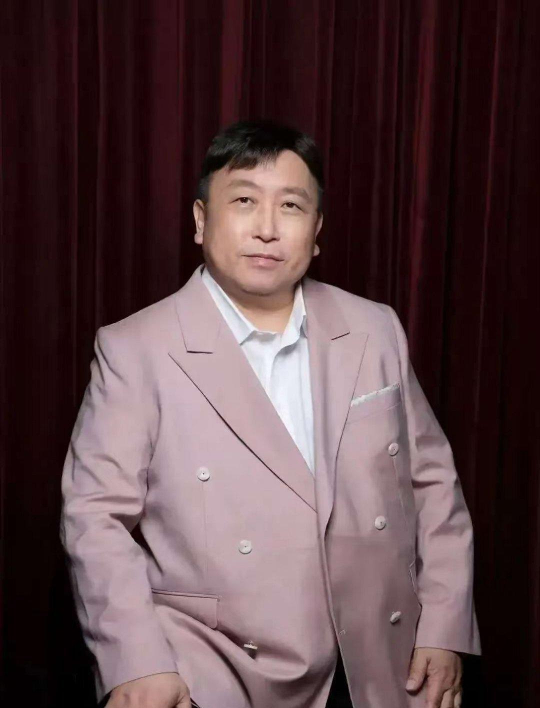 王晶真不怕得罪人，这段时间像个“大嘴巴”一样到处爆料，被外界称为“娱乐圈的百科全