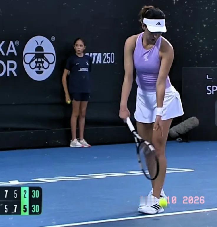 第一盘，王欣瑜5-1被埃拉7-5翻盘。
第二盘，王欣瑜7-5赢回来了。
决胜盘，