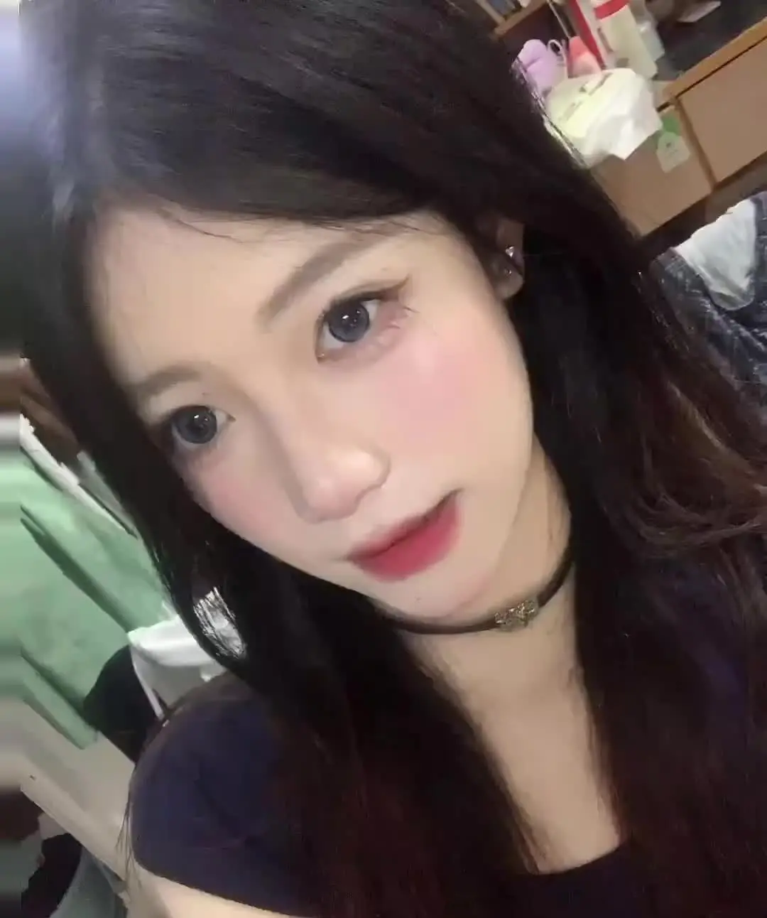 腼腆内向文静小女生