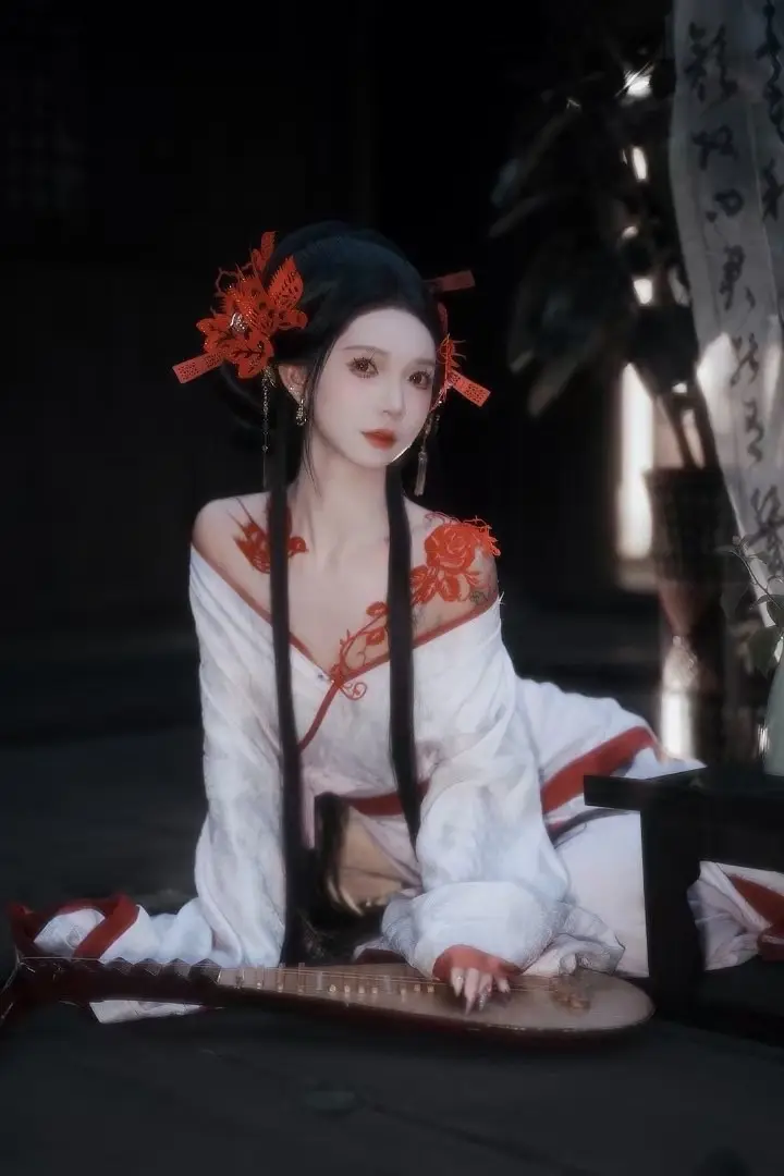 别看她们看我，我就是你的欲望。