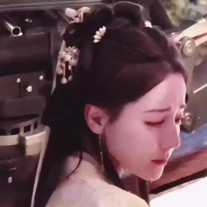 哭戏不一定是嘶吼式的，一呼一吸之间就可以尽显痛楚，是眼神中的直达内心的...