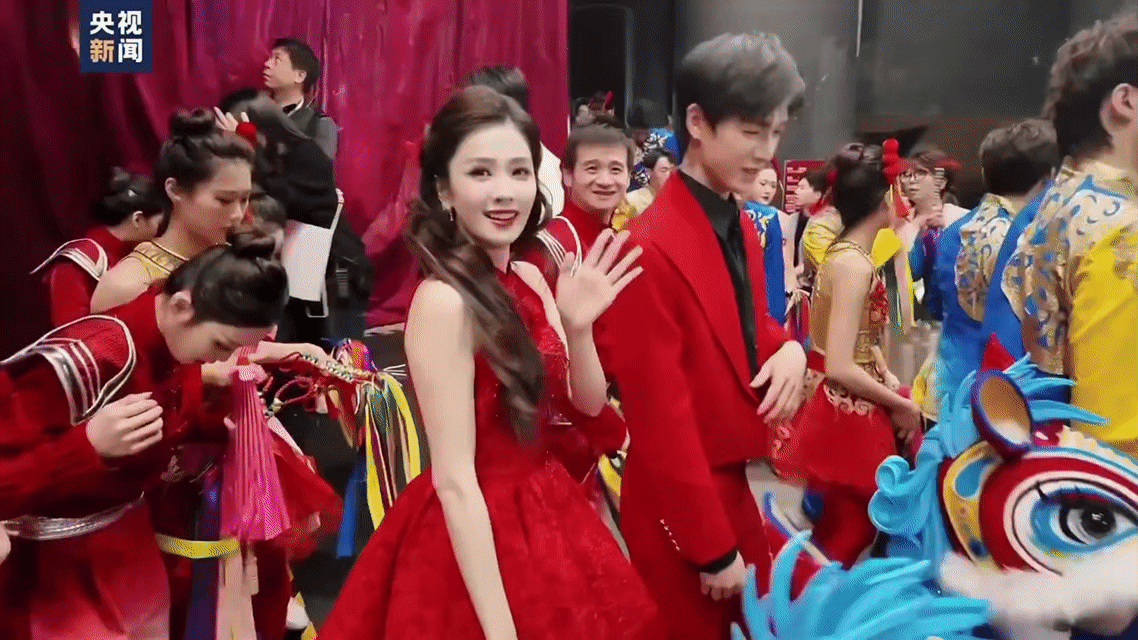 白鹿白鹿李昀锐春晚造型  白鹿的每一份造型、每一次登场，都宛若一束暖阳，自带治愈