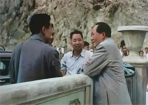 毛主席趴在铁栏上，同老部下刘亚楼亲切交谈！