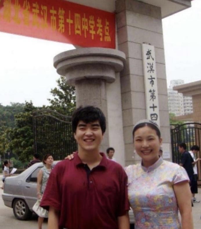 1988年，武汉女教师在医院生下一个小男孩。谁知，丈夫突然在她耳边说：“老婆，把