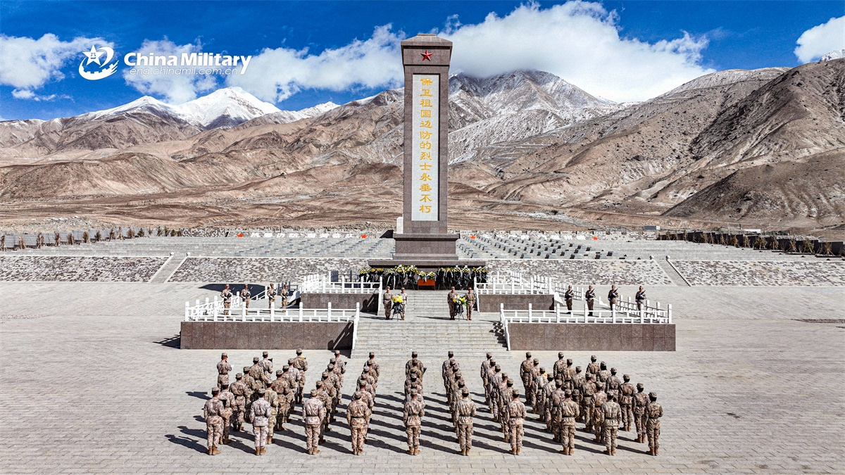 在清明节向烈士致敬来源：chinamil.com.cn 