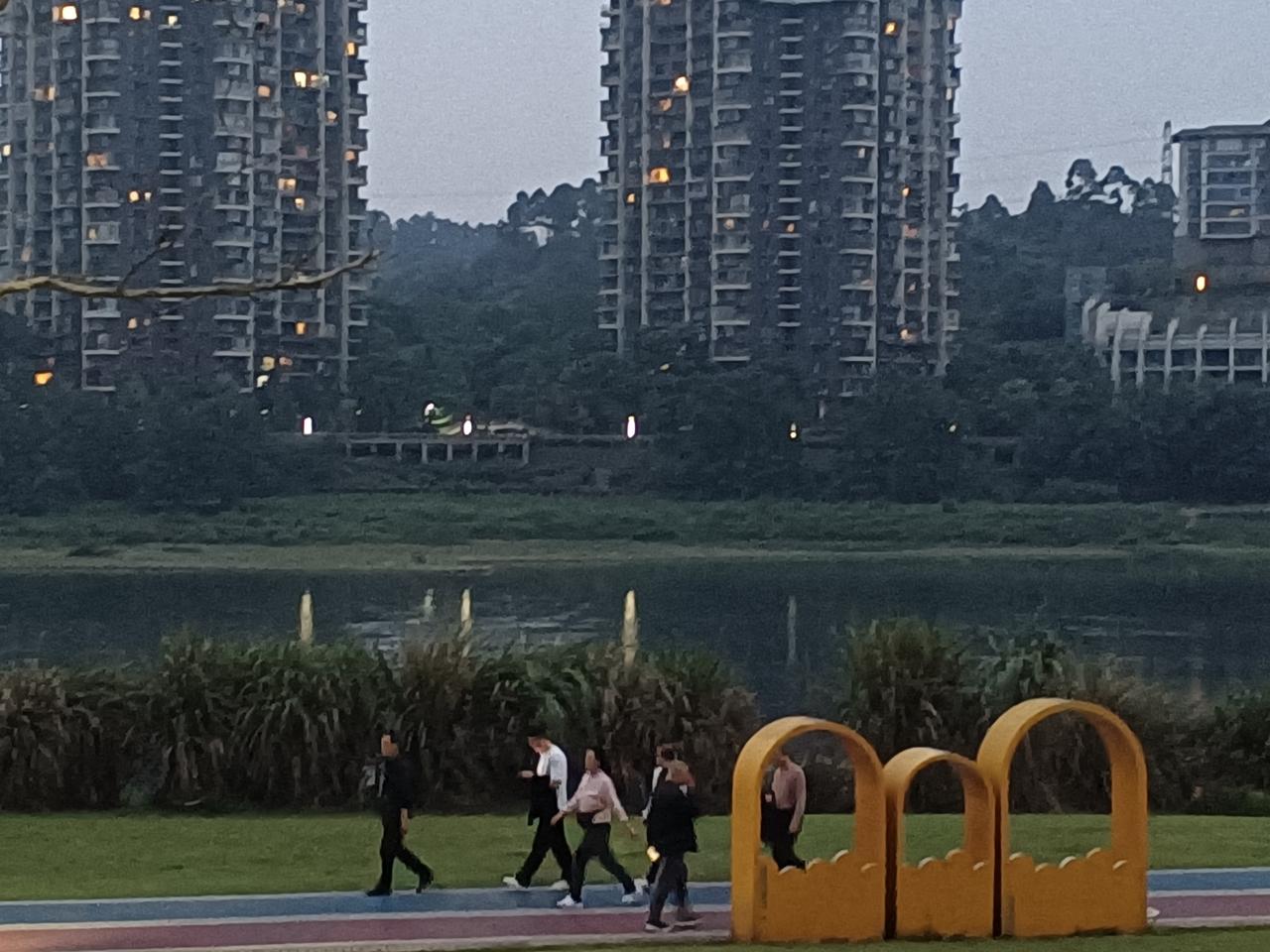 晚上快8点了，人们吃完晚饭出来健身了。
   这两天驻车在青衣江边，江边绿化的很