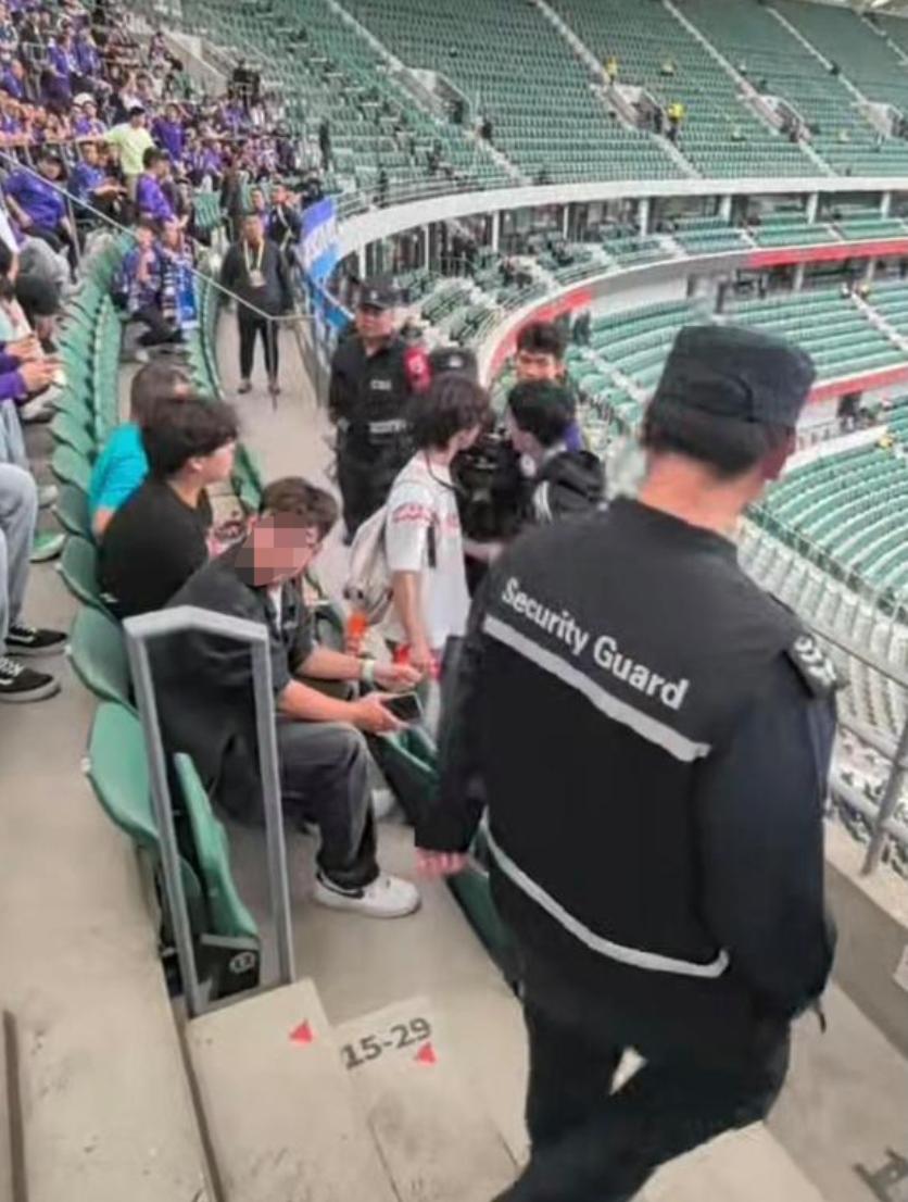 很难讲是不是山东球迷。
但却是穿着鲁能的球衣去了津门虎球迷区，也就是工体的客队区