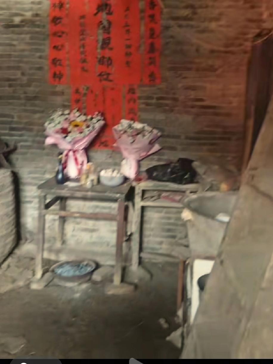 难怪每次胡龙都是在门外直播，原来他们家比想象的更可怜，屋子里破旧的八仙桌上摆上认