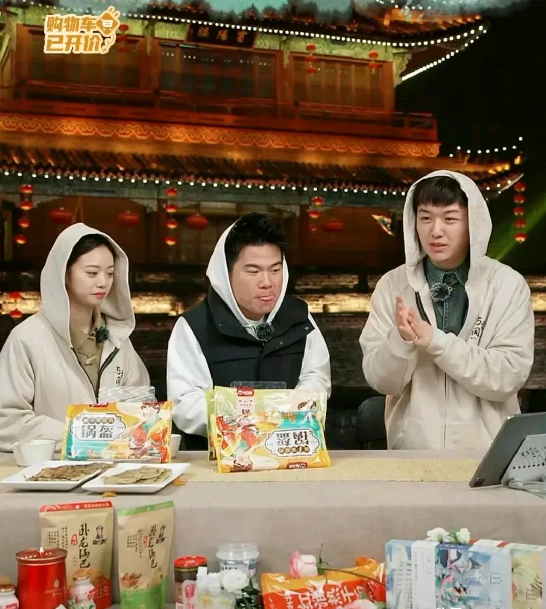 哈哈哈哈哈，董宇辉们真是太敬业，三个人的都要冻坏了，还咬牙忍着在城墙上“与辉同行