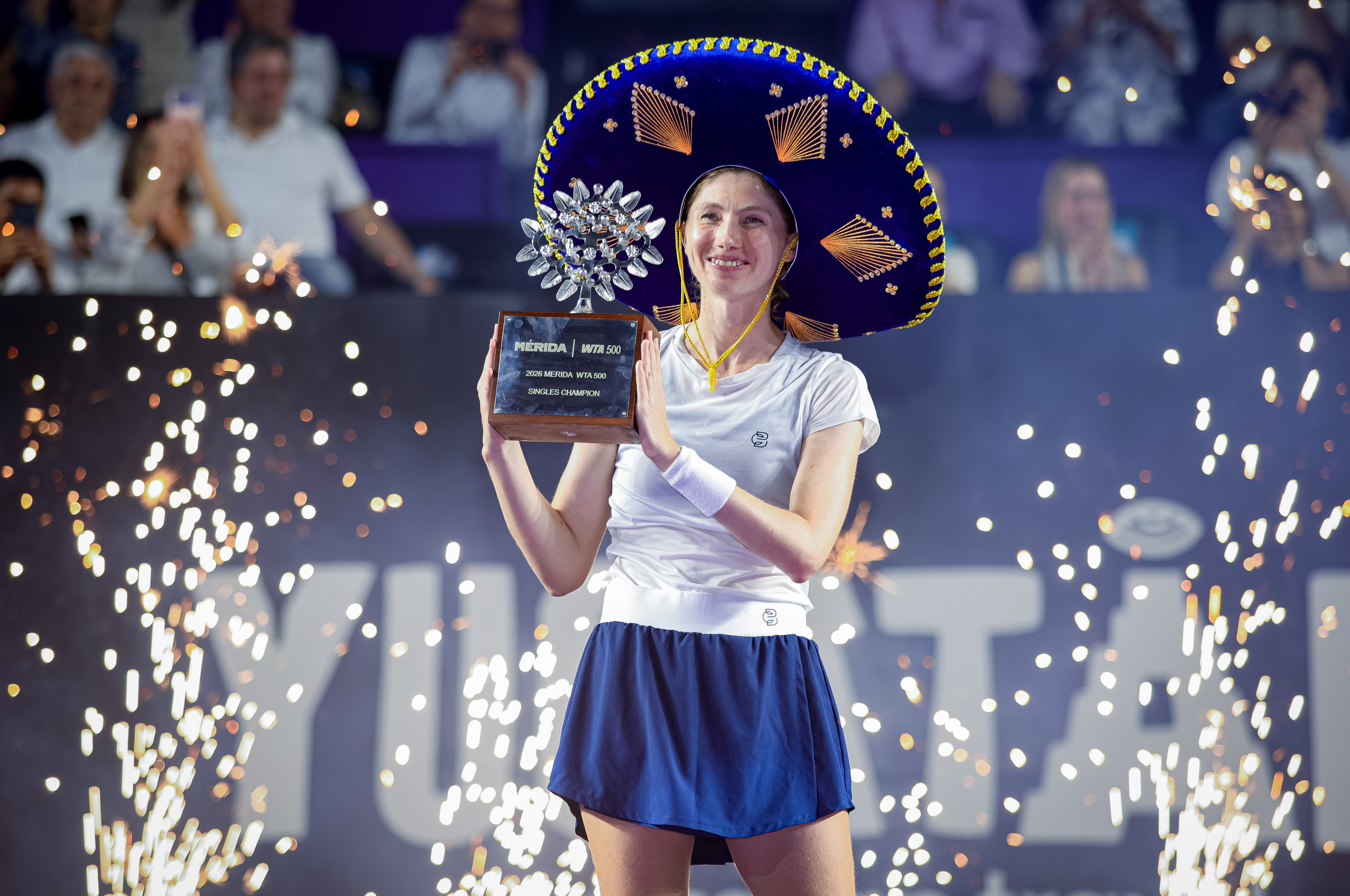 梅里达站捧杯图来袭📸凭借这一周的出色表现，布克沙也将刷新个人最高排名，来到No