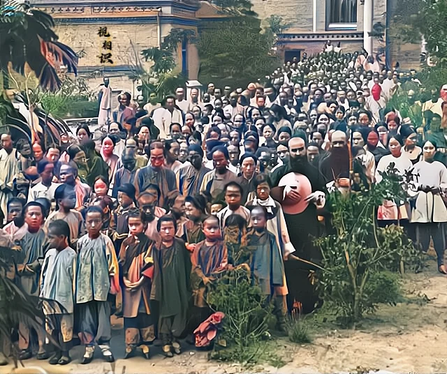 1900年，天津，一些百姓们在紫竹林教堂避难的照片，镜头中看到人员还不...