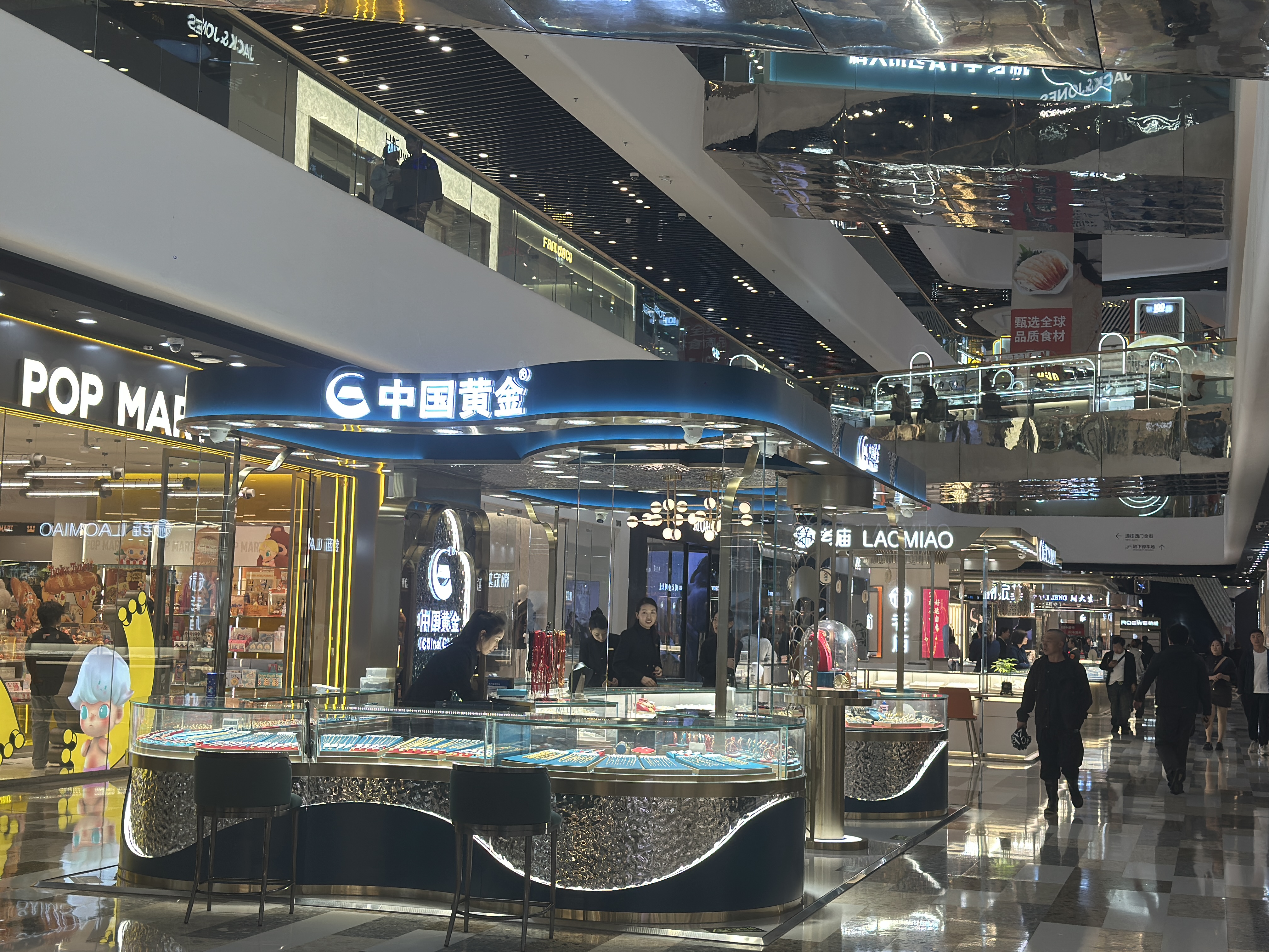 金价狂飙！金饰价格达1174元，近一年每克涨了400元，还能买吗？