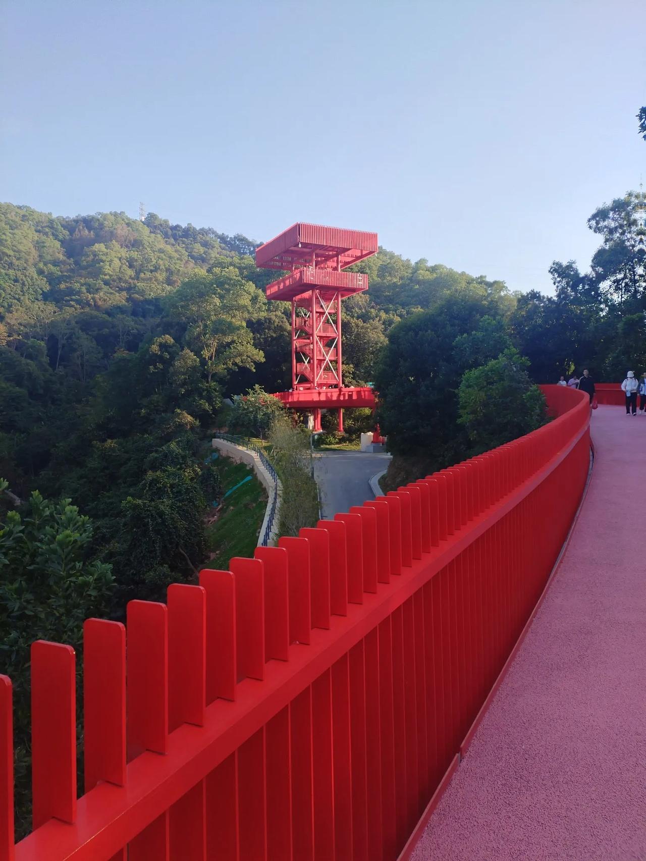 登上虹桥步道终点塔
虹桥步道万米长，
蜿蜒红色连山冈。
足底清风催健步，
身旁鸟