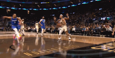 谁的主场？库里被撞成这样都不吹？
在今天NBA常规赛勇士对阵魔术的第二节比赛中，