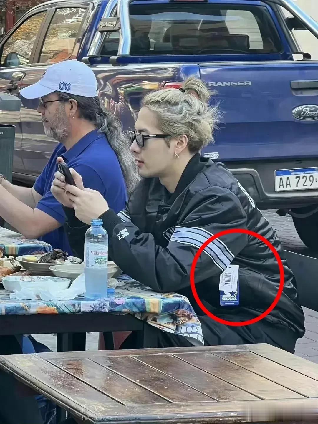 优秀的人往往能引领潮流，王嘉尔让我们这些普通人知道，原来新衣服不撕吊牌是一种嘻哈