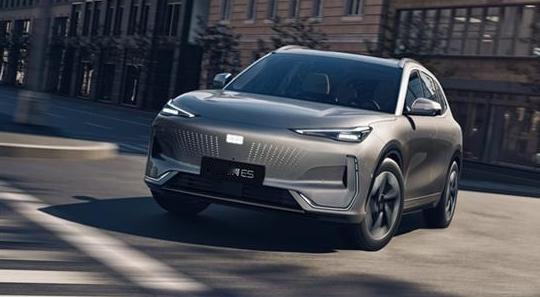 近日，吉利银河E5官图正式发布。新车前脸采用了家族式的光之涟漪·律动格栅，可点亮