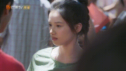 张婧仪苗靖跑出考场这一幕 没有人比张婧仪更会演奔跑！苗靖跑出考场的镜头，阳光、微