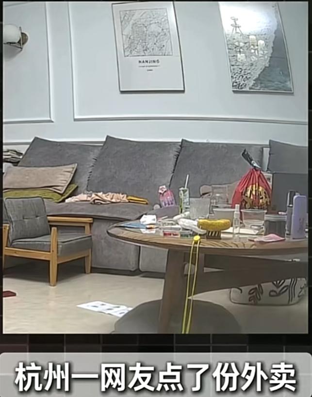 杭州网友点了份外卖，小哥放桌上他转身去上个厕所，回头一看外卖袋直接自己动了。 凑