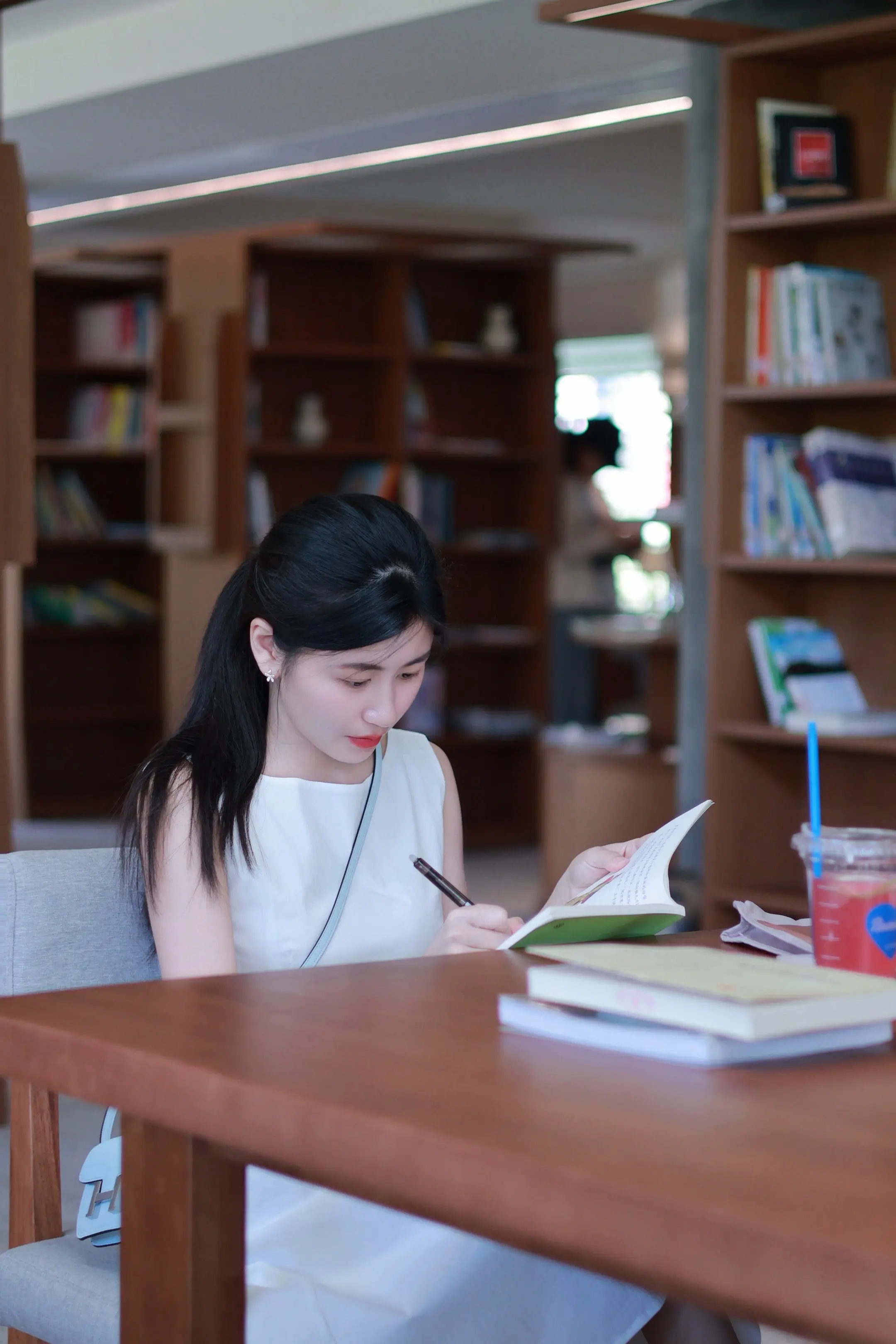仁寿新开的咖啡图书馆📖 太适合放空了 氛围超好
