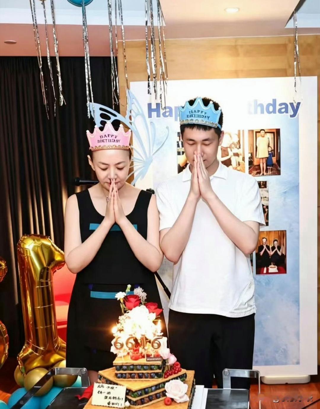宋丹丹和林永健儿子一起庆祝生日，她的状态看起来真好，完全不像一个66岁的人。虽然