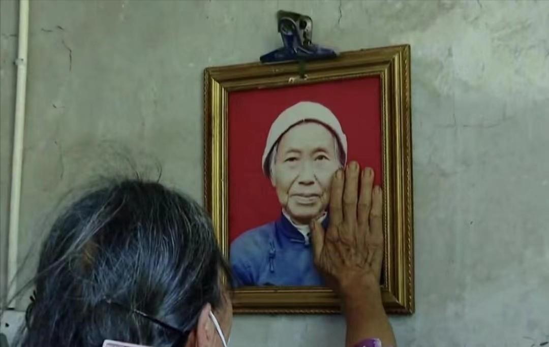 [太阳]2002年，60岁大妈出门遛弯，却发现路边有个孕妇正在捡垃圾吃。大妈出于