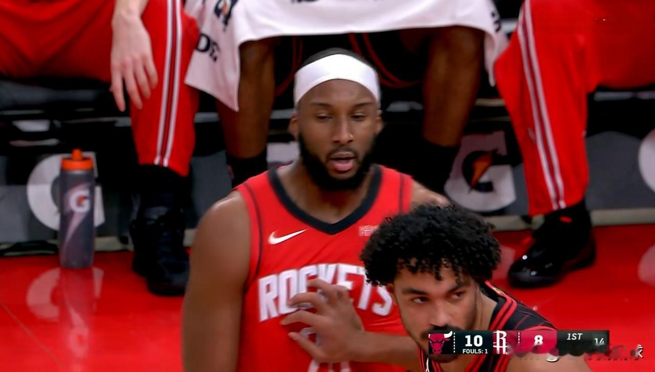 火箭大将奥科吉真是太憋屈了！在今天火箭主场迎战公牛的比赛中，目前双方半场战罢，火