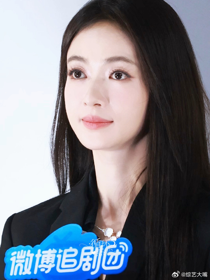 吴谨言完全是妈咪来的 近距离感受剧宣营业，目光柔软，笑意真诚，这份独一无二的妈咪