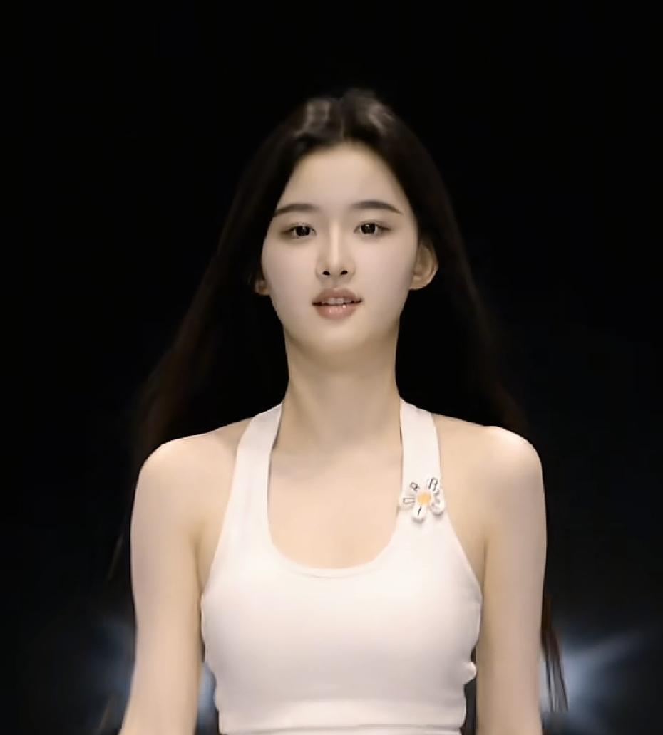 素有小刘亦菲之称的女生，一身牛仔裤造型亮相，美得不可方物。
 
简约牛仔单品无需