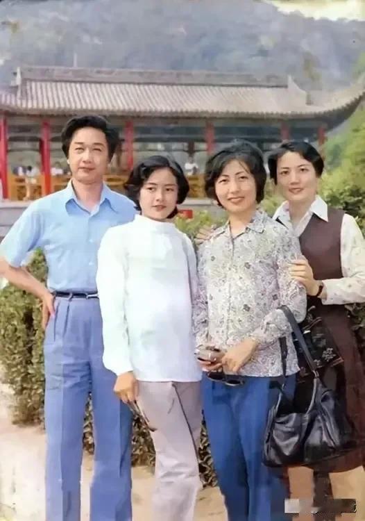 照片拍摄于1982年，当年张瑜只有25岁，李秀明28岁，另外两人看上去比她俩大许