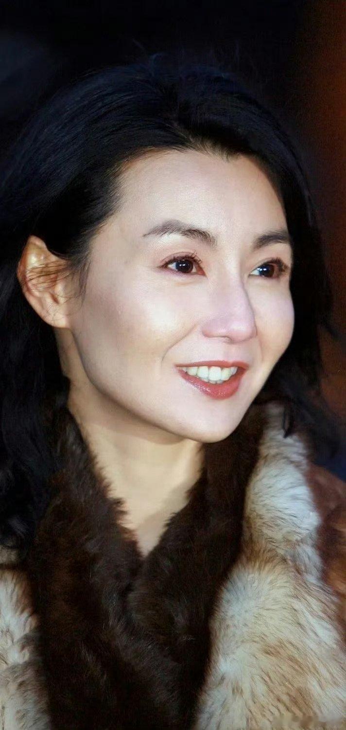 时尚圈的慵懒鼻祖，非张曼玉莫属！2000年戛纳银色亮片裙，清妆挽发自带松弛感，哪