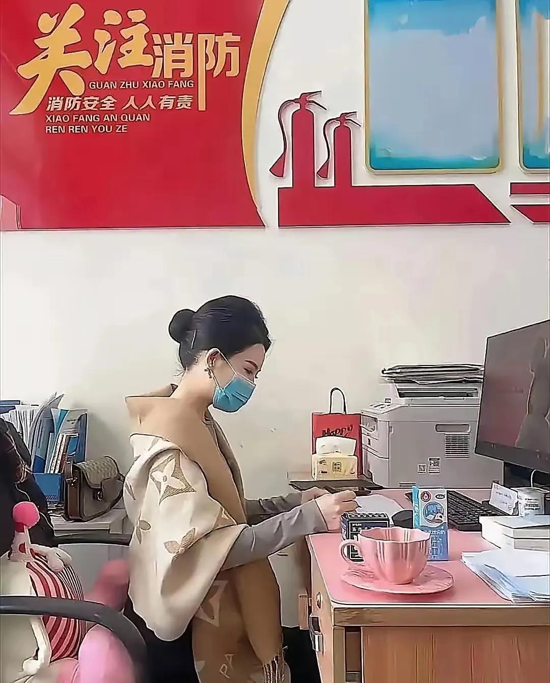 最近一张体制内女性的工作照火了，随之而来的是“政府部门女生都高大上、不好接触”的