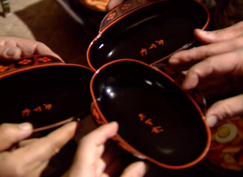 这应该是三国时期常用的酒器了吧。带耳朵的漆器。
表面的漆可不是工业油漆，是取自漆