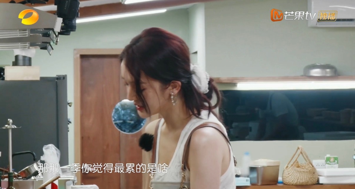 王俊凯说跟黄晓明交流是最累的小凯你放过晓明哥吧哈哈哈哈哈！我真求你了，“跟晓明哥
