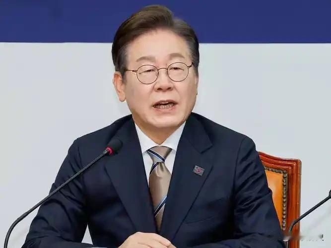 要说还得是韩国大统领李在明访华真的是会挑时候，元旦是中国一年里的第一个传统节日，