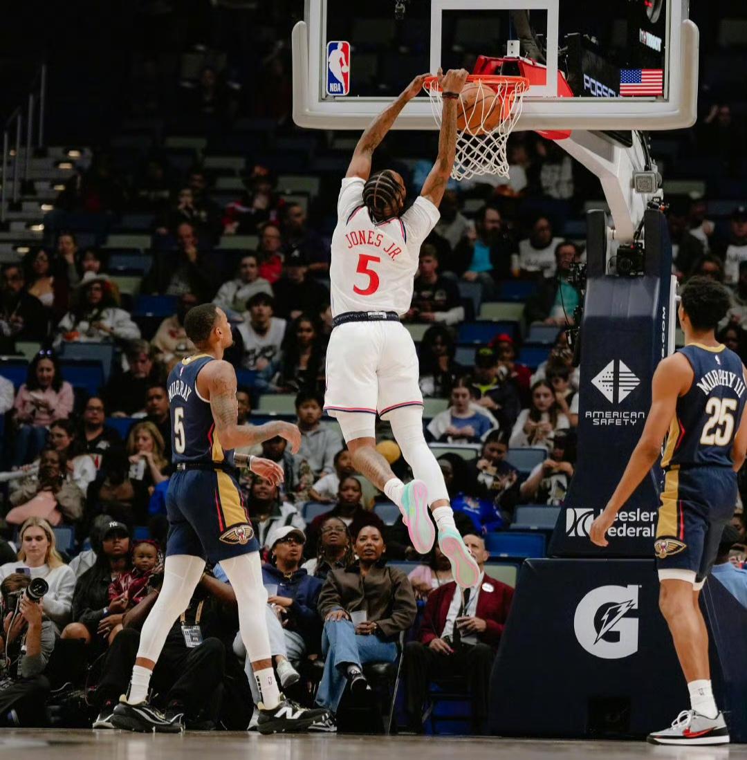 船翻了！这样的鹈鹕让人陌生
快船首节率先发力一度领先18分，本以为鹈鹕今天是给快