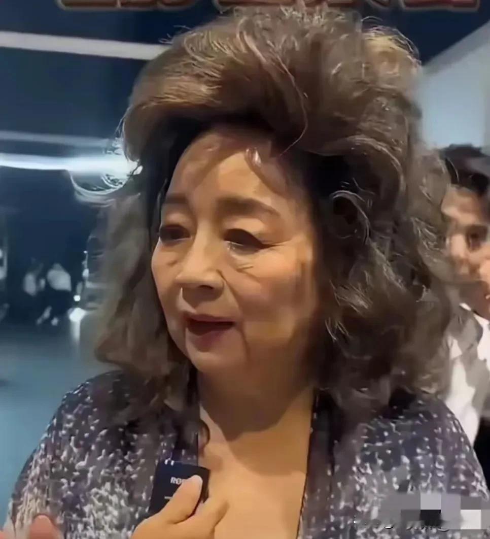 徐小凤，那个七八十年代的超级歌星，现在可能很多人都不记得她了。但我还记得她当年在