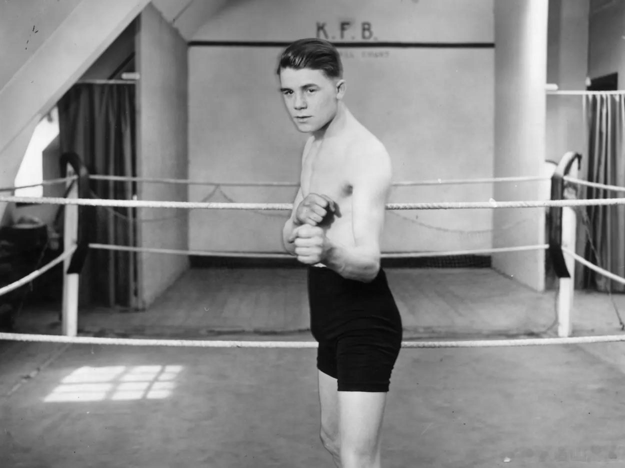 英国拳击传奇雕像遭盗 孙子发声痛心呼吁归还海外新鲜事 一座纪念英国拳击传奇人物泰